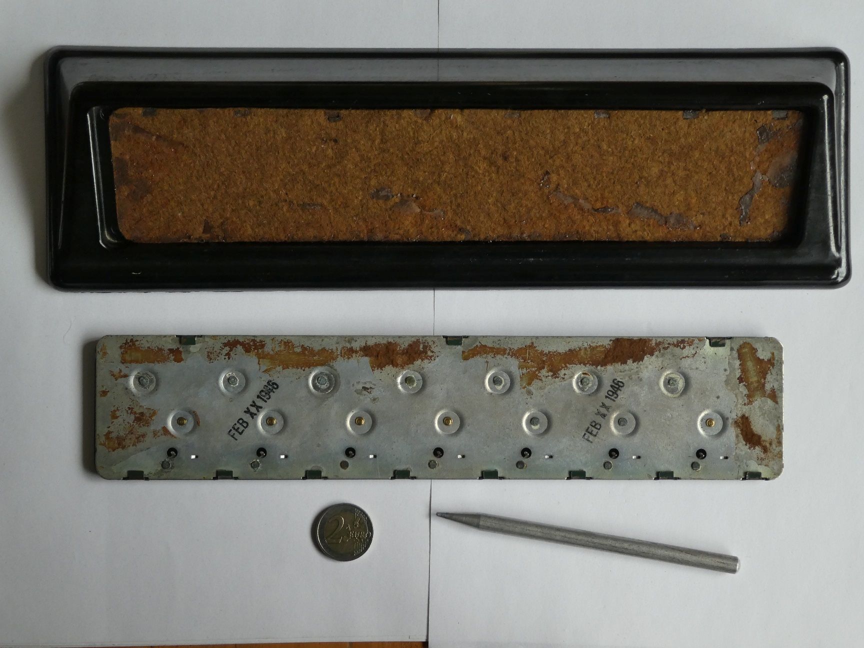 Figure 3 — Los Angeles: an early machine lifted out of its Bakelite stand. The back is a bare steel plate with raised bosses where the riveted axles pass through; the stand's bed is felt.