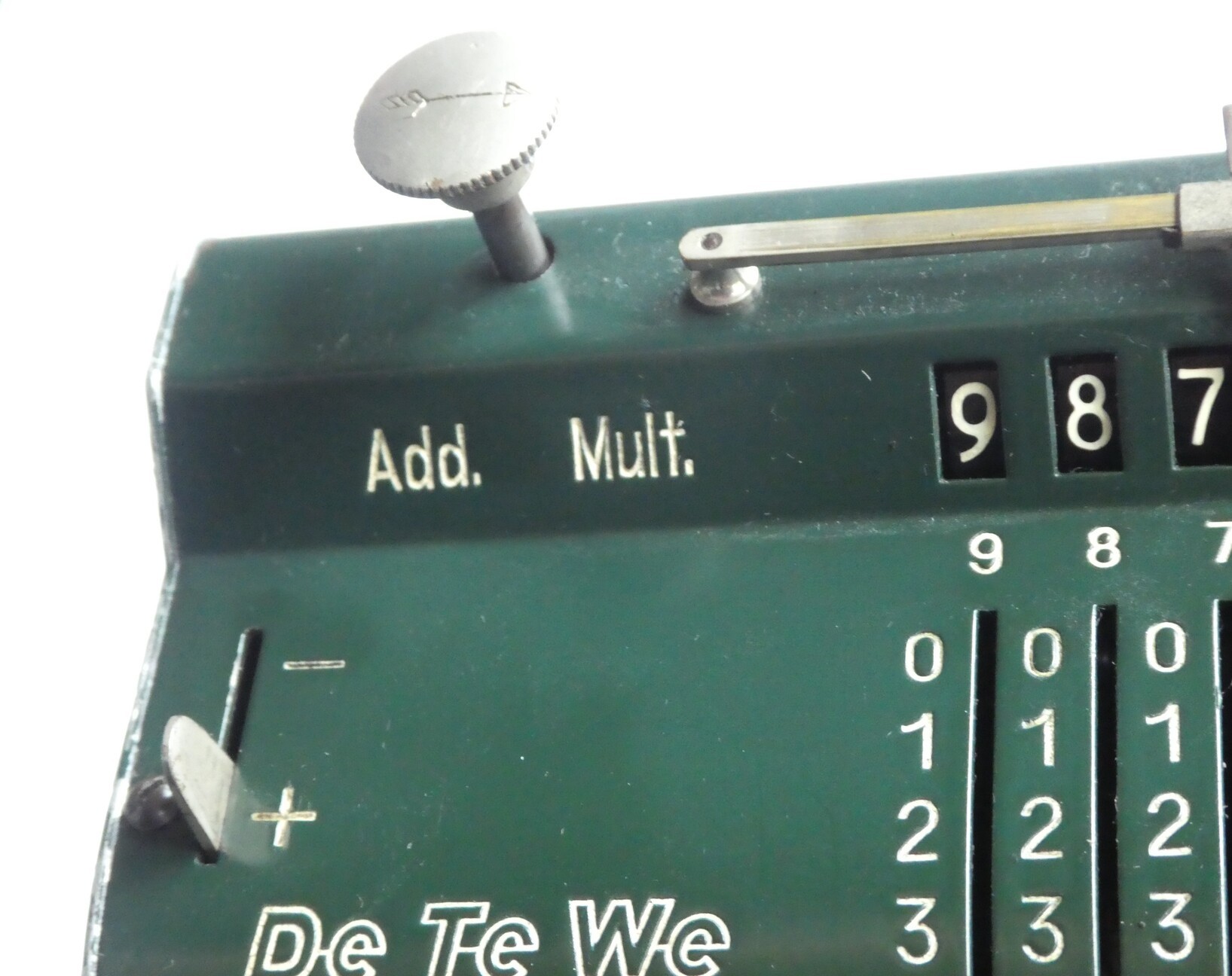 Figure 3 — The input clearing knob of a Manus E between its Add and Mult settings, with the counter's +/− switch beside it.
